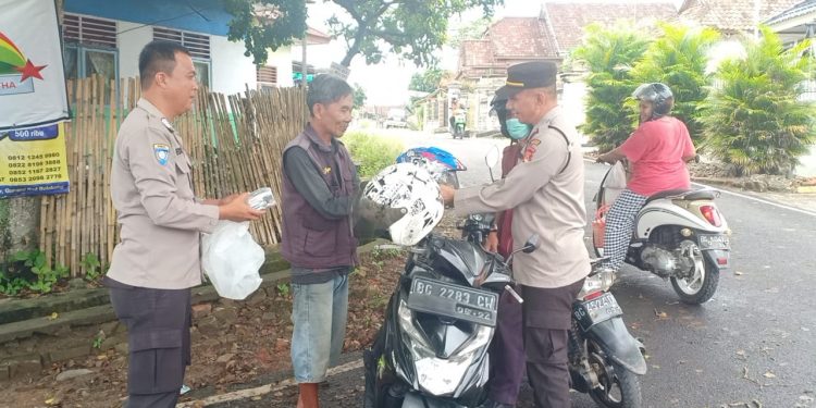 Polres Prabumulih, Kasar Binmas Berikan Hadiah & Himbauan Kamtibmas Kepada Tukang Ojek