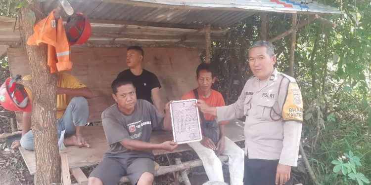 Cegah Kebakaran Hutan dan Lahan Bhabinkamtibmas Polsek Prabumulih Barat Sebar Maklumat