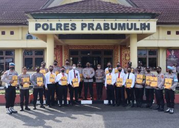 Kapolres Prabumulih Berikan Penghargaan Kepada 33 Personel Berprestasi