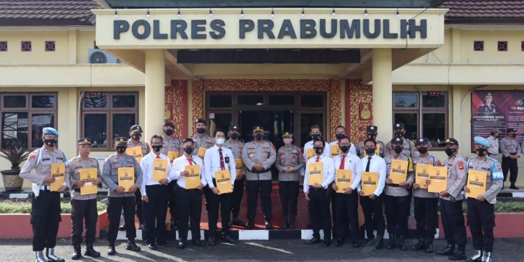Kapolres Prabumulih Berikan Penghargaan Kepada 33 Personel Berprestasi