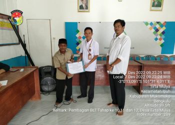 Senyum Manis di Penghujung Tahun 2022, Pemdes Tirta Mulya Salurankan BLT-DD Triwulan Terakhir Tahun 2022