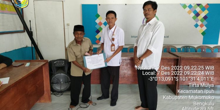 Senyum Manis di Penghujung Tahun 2022, Pemdes Tirta Mulya Salurankan BLT-DD Triwulan Terakhir Tahun 2022