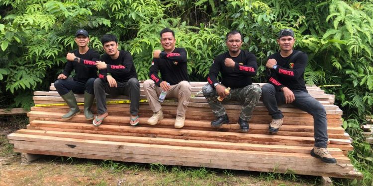 Polres Mukomuko Limpahkan Tersangka dan Barbuk Ilegal Logging HPT Air Ipuh 1 ke Kejari