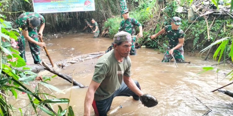 Sambut HUT Kodam II/Sriwijaya ke 77, Kodim 0428/Mukomuko Gelar Karya Bakti di Desa Sumber Makmur