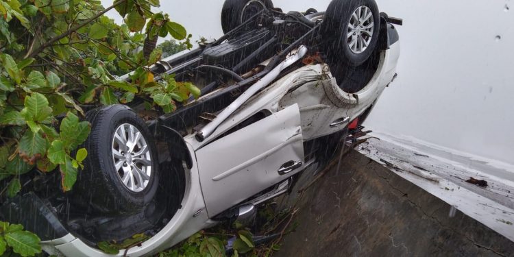 Laka Tunggal di Pantai Abrasi, Mobil Pajero Terhenti Dengan Posisi ke 4 Ban Menghadap Keatas