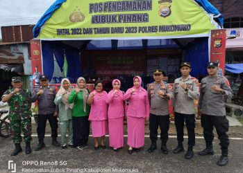 Ketua Bhayangkari Cabang Polres Mukomuko Didampingi Kapolres Kunjungi Pospam Nataru, Steva Nuswanto: Tetap beri Semangat Kepada Suami Dalam Menjalankan Tugasnya