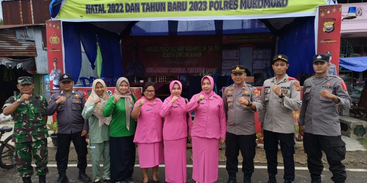 Ketua Bhayangkari Cabang Polres Mukomuko Didampingi Kapolres Kunjungi Pospam Nataru, Steva Nuswanto: Tetap beri Semangat Kepada Suami Dalam Menjalankan Tugasnya
