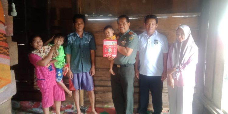 Danramil 428-01/ Mukomuko Turun Langsung Beri Bantuan Anak Stunting, Kepala Desa Aur Cina Ucapkan ini