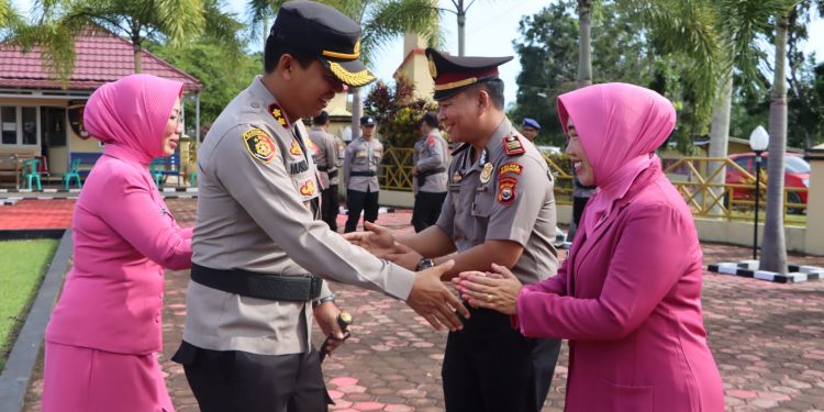 Polres Mukomuko Gelar Upacara Kenaikan Pangkat, Kapolres: Terus Tingkatkan Kemampuan dan Kompetensi Dalam Memberikan Pelayanan Terbaik Kepada Masyarakat