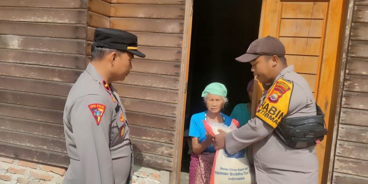 Peduli Warga Kurang Mampu dan Jalin Silaturahmi, Polsek V Koto Salurkan Bansos Beras