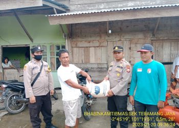 Peduli dan Ringankan Beban, Polsek Teramang Jaya Salurkan Bansos Beras Kepada Warga Kurang Mampu