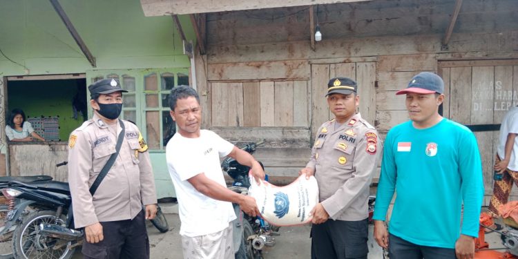 Peduli dan Ringankan Beban, Polsek Teramang Jaya Salurkan Bansos Beras Kepada Warga Kurang Mampu