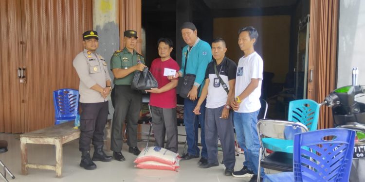 Insan Pers Peduli, DPC MOI Mukomuko Salurkan Bantuan Kepada Kades Bandar Jaya