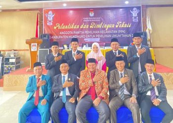Lantik & Gelar Bimtek Kepada 75 PPK, Ketua KPU Mukomuko: Bekerjalah Secara Profesional, Loyalitas dan Agar Tahapan Pemilu Berjalan Lancar dan Sukses