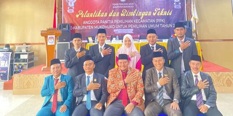 Lantik & Gelar Bimtek Kepada 75 PPK, Ketua KPU Mukomuko: Bekerjalah Secara Profesional, Loyalitas dan Agar Tahapan Pemilu Berjalan Lancar dan Sukses