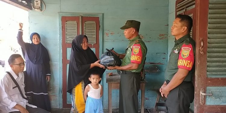 Babinsa Koramil 428-02/Ipuh Beri Bantuan Anak Stunting, Kepala Desa Semundam ini Wujud Nyata Peran TNI