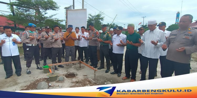 Peletakan Batu Pertama Pembangunan Mushola At-Taubah di Mapolsek Mukomuko Selatan, Kapolres Mukomuko Pesankan ini 