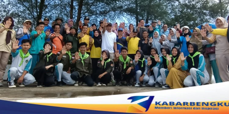 Jum’at Bersih, MOI Kabupaten Mukomuko Gandeng Forkopincam Ipuh Gelar Gotong Royong Bersih-Bersih Pantai