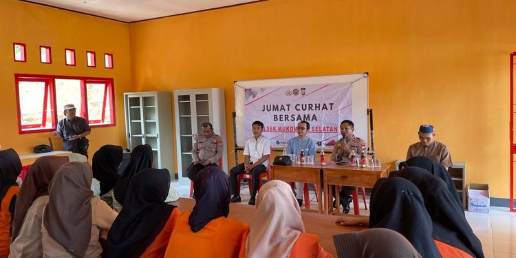 Polsek Mukomuko Selatan Gelar Jum’at Curhat di SMAN 11 Mukomuko