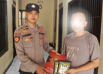 Moment Jumat Curhat Dengan Warga Binaan, Polres Mukomuko Bagikan Alquran dan Buku Panduan Sholat Kepada Tahanan