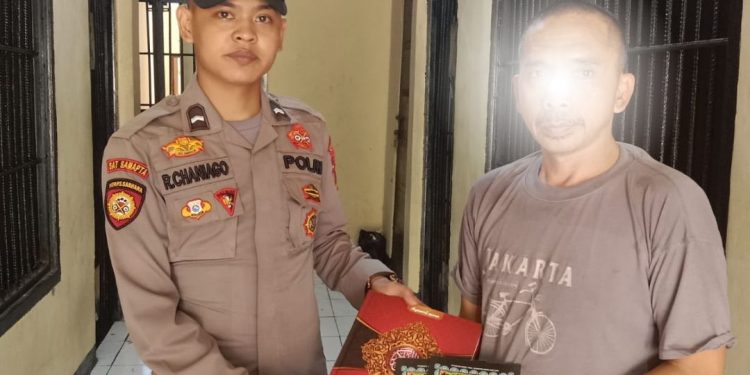 Moment Jumat Curhat Dengan Warga Binaan, Polres Mukomuko Bagikan Alquran dan Buku Panduan Sholat Kepada Tahanan