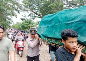 Polri Hadir Ditengah Masyarakat, Personel Lubuk Pinang Sambang Rumah Duka dan Antar Jenazah ke Pemakaman