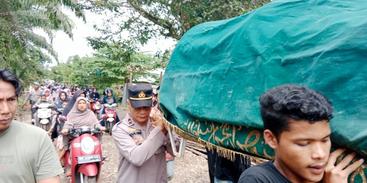 Polri Hadir Ditengah Masyarakat, Personel Lubuk Pinang Sambang Rumah Duka dan Antar Jenazah ke Pemakaman