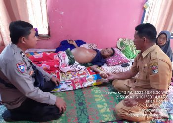 Bentuk Kepedulian, Bhabinkamtibmas Polsek Mukomuko Selatan Kunjungi Warga Yang Mengalami Sakit