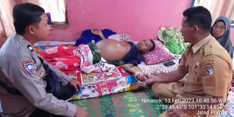 Bentuk Kepedulian, Bhabinkamtibmas Polsek Mukomuko Selatan Kunjungi Warga Yang Mengalami Sakit