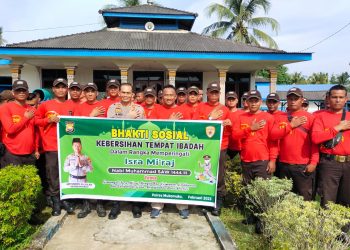 Sambut Isra Mi’raj 1444 H, Sat Binmas Polres Mukomuko Bersama Satpam SSI Kompak Bersihkan Mesjid