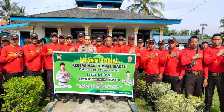 Sambut Isra Mi’raj 1444 H, Sat Binmas Polres Mukomuko Bersama Satpam SSI Kompak Bersihkan Mesjid