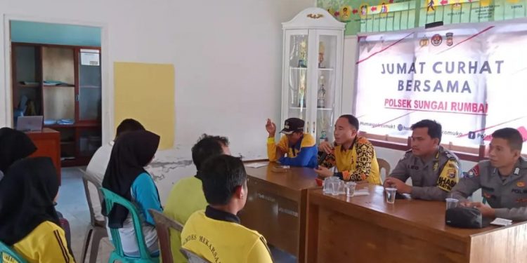 Polsek Sungai Rumbai Gelar Jum’at Curhat bersama Pemdes Mekar Sari