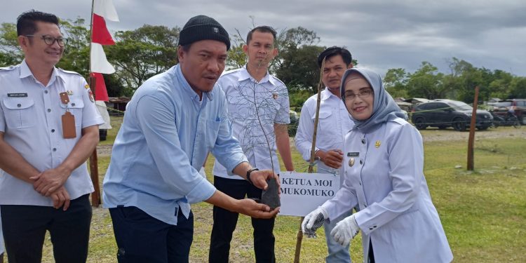 Ketua Komisi II DPRD Mukomuko Apresiasi Giat Penghijauan Pantai DPC MOI Kabupaten Mukomuko
