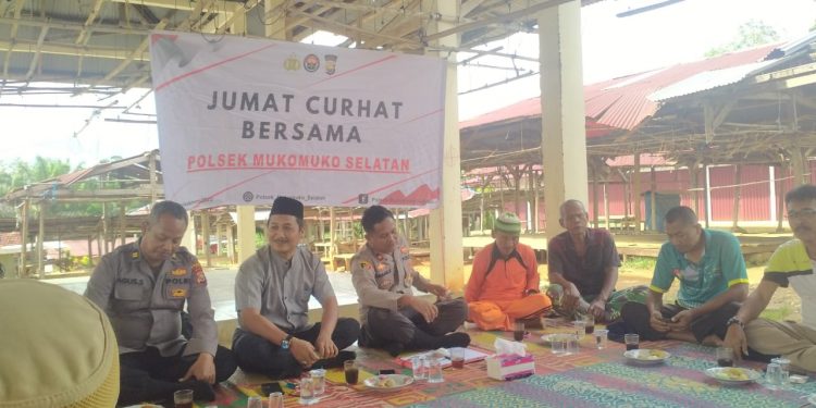 Jembatani Keluhan Warga Polsek Mukomuko Selatan Gelar Jum’at Curhat di Kecamatan Air Rami