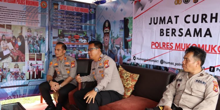 Jum’at Curhat, Kapolres Mukomuko Tampung Keluhan Para Pedagang di Lokasi Stand HUT Kabupaten Mukomuko ke 20