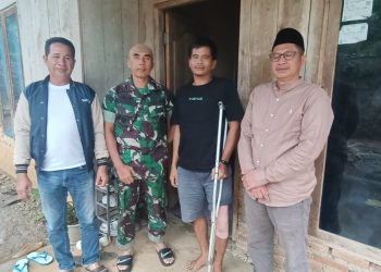 Didampingi Danramil 428-02/ Ipuh, Camat Ipuh  Sambangi Kediaman Kades yang Mendapat Musibah