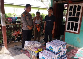 Wujud Kepedulian dan Empati Polri, Kapolsek Lubuk Pinang Kunjungi dan Beri “Buah Tangan” Kepada Warga Yang Mengalami Duka Meninggal Dunia