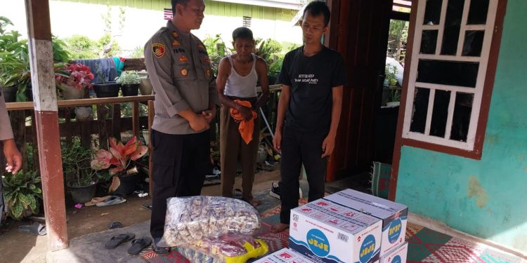 Wujud Kepedulian dan Empati Polri, Kapolsek Lubuk Pinang Kunjungi dan Beri “Buah Tangan” Kepada Warga Yang Mengalami Duka Meninggal Dunia