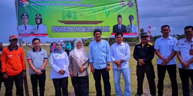 Media Online Indonesia (MOI) Hijaukan Pantai Wisata Abrasi Ipuh di Momen HUT Kabupaten Mukomuko ke-20