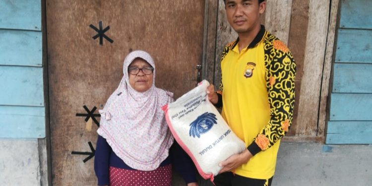 Dimoment HUT Kabupaten Mukomuko ke 20, Polres Mukomuko Berbagi Kepada Kaum Dhuafa