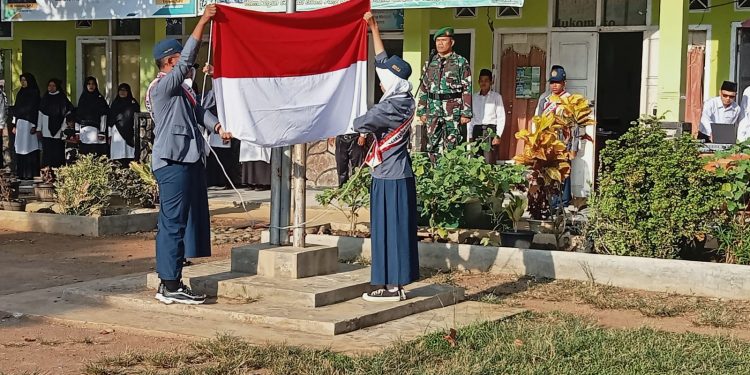 Jadi Irup Upacara Bendera : Danramil 01 Mukomuko, Siswa/i Harapan Bangsa Ukirlah Prestasi