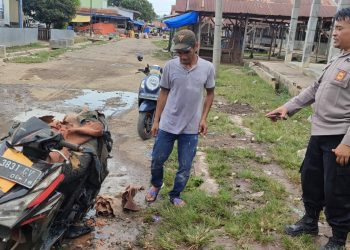Sigap dan Responsif, Bhabinkamtibmas Polsek Lubuk Pinang dan Warga Bantu Padamkan Motor Yang Terbakar