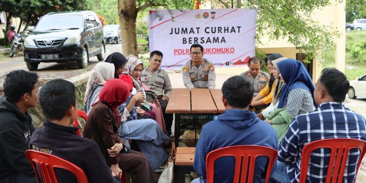 Gelar Jumat Curhat, Kapolres Mukomuko Dengar Langsung “Curhatan Hati” Para Pembesuk Tahanan