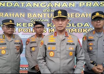 Kuker ke Mukomuko, Kapolda Bengkulu Serahkan Bantuan Bedah Rumah