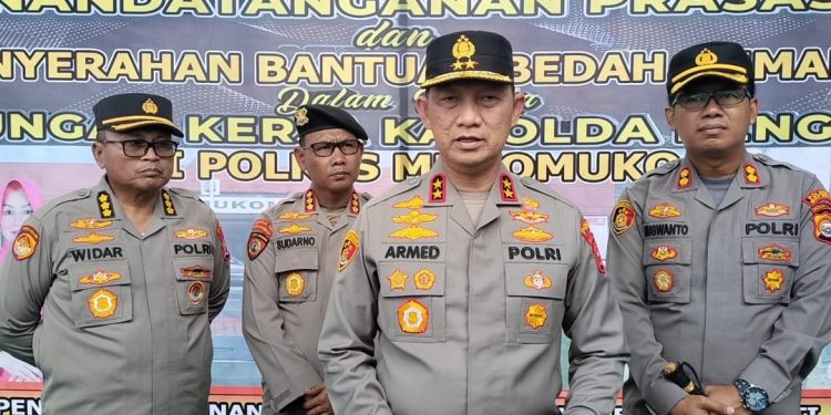 Kuker ke Mukomuko, Kapolda Bengkulu Serahkan Bantuan Bedah Rumah