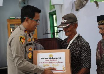 Ramadhan Mubarak , Kapolres Mukomuko Bagikan Sembako Kepada Warga Yang Membutuhkan
