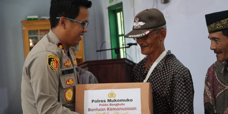 Ramadhan Mubarak , Kapolres Mukomuko Bagikan Sembako Kepada Warga Yang Membutuhkan