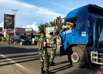 Jum’at Berkah, Koramil 428/02 Ipuh Berbagi Takjil Ke Penguna Jalan