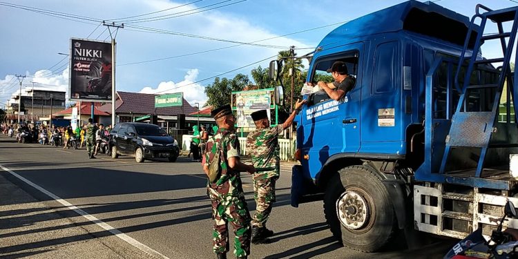 Jum’at Berkah, Koramil 428/02 Ipuh Berbagi Takjil Ke Penguna Jalan