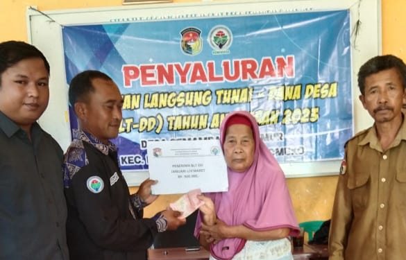 Jelang Bulan Suci Ramadan Pemdes Semambang Makmur Bagikan BLT-DD Triwulan Pertama Tahun 2023